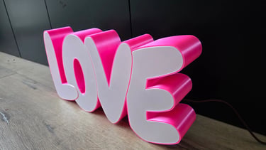 lampe LOVE rose et blanche en impression 3d