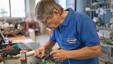 Tecnico specializzato durante attività di sviluppo elettronico e industrializzazione prodotto