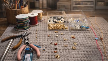 Taller de bisutería con diferentes materiales y herramientas