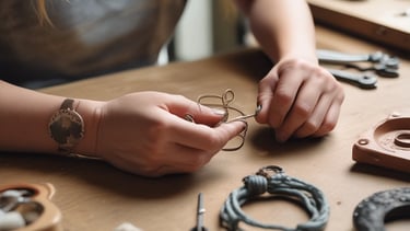 artesano elaborando piezas de joyería hechas a mano en un banco de trabajo con herramientas