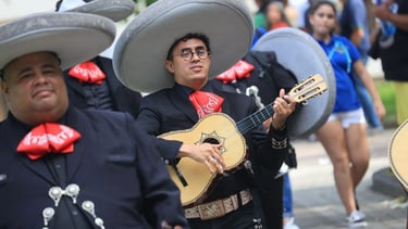 Mariachis en Madrid atendiendo a clientes de forma cercana