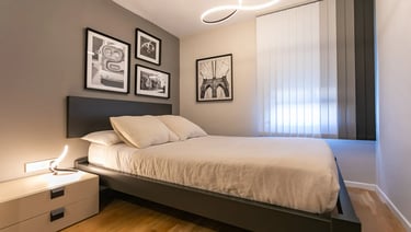 Conjunto de láminas para decorar un dormitorio juvenil. Láminas en blanco y negro con marco negro