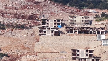 Aydın'ın Didim ilçesinde manzarasıyla öne çıkan, müstakil villaların bulunduğu inşaat projesi.