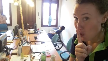 Consultora respetando la costumbre local de siesta en oficina