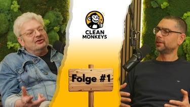 Clean Monkeys podcast hosts recording Folge #1 in a studio with microphones and moss walls.