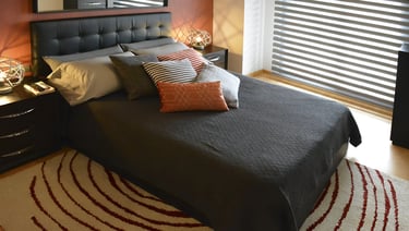 Conjunto de decoración de interiores para un dormitorio sofisticado en tonos rojos. Interiorismo de IMPATTO