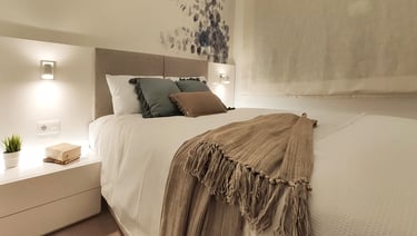 Ejemplo de iluminación con apliques en pared para dormitorio