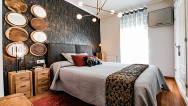 Decoración étnica para dormitorio principal con gran lámpara de globos en el centro. Interiorismo realizado por IMPATTO 