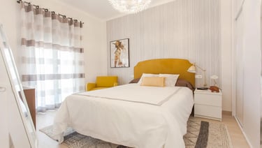 Conjunto de dormitorio con accesorios amarillos. Cuadro, cabecero y butaca color mostaza