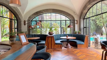 Giraffe Manor Kenya The Retreat Daisys bar