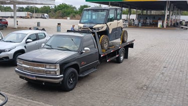 Guincho Bauru, guincho levando um carro em sua plataforma.