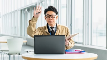 応募に手を挙げる男性市民委員応募者のイメージ画像｜堺市のニュースならサカイタイムズ