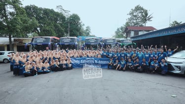Keluarga menikmati Lava Tour Merapi pada pagi hari