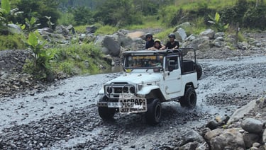 Jeep Merapi melewati jalur berbatu dengan kapasitas maksimal empat penumpang