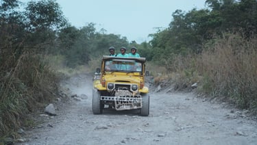 Empat wisatawan menikmati perjalanan Jeep Merapi bersama driver profesional