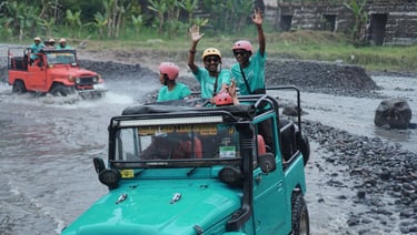 Lava Tour Merapi musim hujan dengan Jeep melewati jalan basah