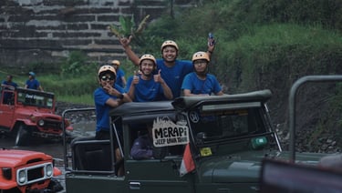 Jeep Merapi melintasi sungai pada jalur offroad Lava Tour Merapi