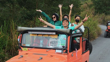 Wisatawan memakai topi dan kacamata saat mengikuti Lava Tour Merapi