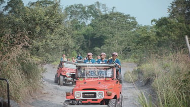 Jalur berbatu bekas erupsi Gunung Merapi yang dilalui Jeep 4WD