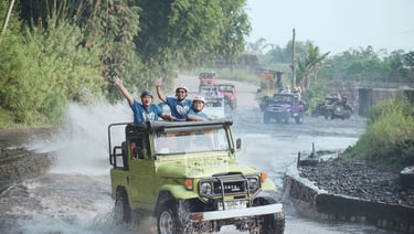 Jeep Merapi melintasi jalur offroad setelah proses booking selesai