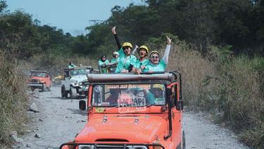 Jeep 4x4 melintasi jalur offroad dalam wisata Jeep Merapi Kaliurang