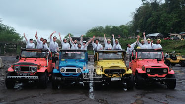 Jeep melintasi Offroad Sungai Kalikuning dalam paket Lava Tour Merapi