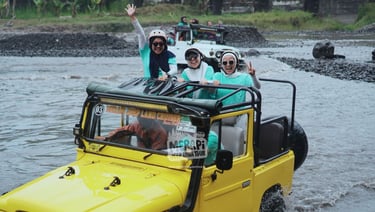 Jeep melintasi jalur bekas aliran lava Gunung Merapi di kawasan Kaliurang