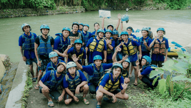 Foto bersama setelah menyelesaikan arung jeram di Elo Rafting.