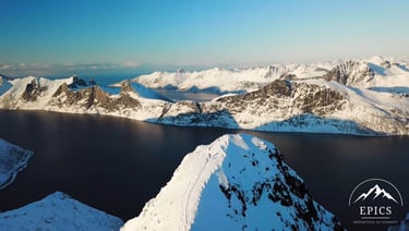 Ski de randonnée sur l'île de Senja en Norvège au coucher de soleil