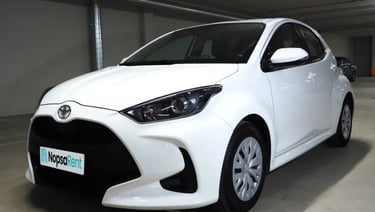 Toyota Yaris henkilöauto, Henkilöautot alkaen 8€/h, 19€/pv Helppo varaus ja avaimeton käyttö puhelimella.