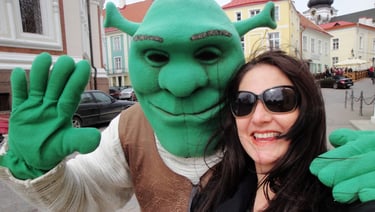 foto da autora em atividade ao ar livre ao lado do shrek em Tallin