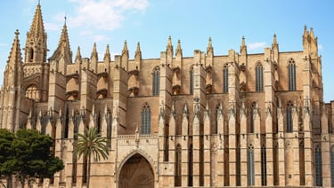 foto do palacio real de almudaina da cidade de palma mallorca