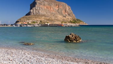 Vista da praia de Gefyra em Monemvasia.