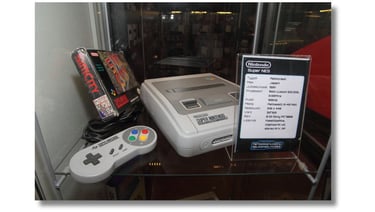 Versão europeia do painel de controle do Super NES no Museu de Computadores e Videogames de Helsinqu
