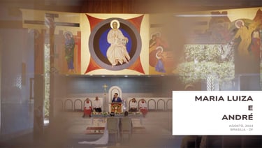 Casal no altar em cerimônia católica em Brasília, com igreja decorada e atmosfera solene.