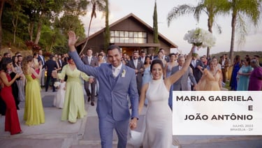 Casal celebra saída da cerimônia de casamento no Espaço da Lenda, em Brasília, rodeado por convidado