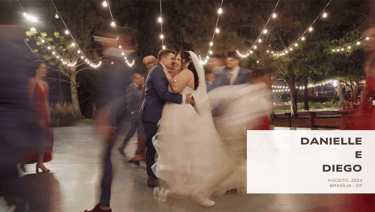 Noivos dançam sob luzes pendentes durante a festa de casamento noturna na Villa Bé, em Brasília.