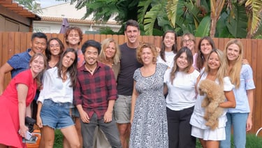 Roger Solà, El Cami's founder and the diverse group of volu smiling together 