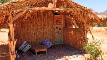 Traditionelle Bambus-Husha im Bedouin Star, nur wenige Schritte vom Roten Meer entfernt, Ras Shitan, Ägypten.