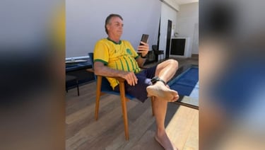 Bolsonaro sentado em uma cadeira em casa