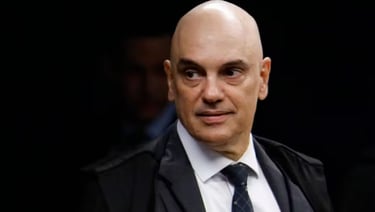 Alexandre de Moraes de terno em close
