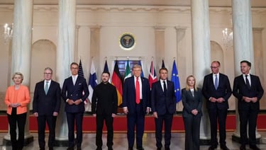 Donald Trump e outros líderes posam lado a lado para uma foto.