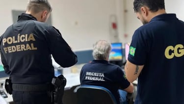 Agentes da Polícia Federal com um homem da Receita Federal em uma operação.