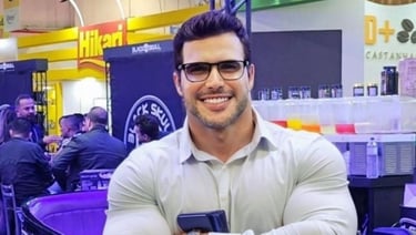 O empresário Renê da Silva, de óculos, sorrindo com os braços cruzados.