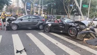 Carro conversível fica destruído após bater em outro veículo e em poste