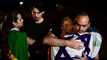 Carlos Bolsonaro (à direita) e Jair Renan Bolsonaro cumprimentam apoiadores do pai durante vigília. 