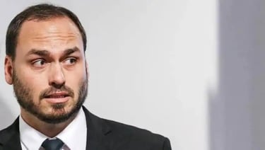 Carlos Bolsonaro assustado em close