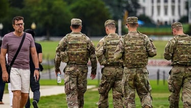 A guarda nacional andando pelas ruas em Washington