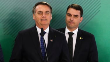 Jair e Flavio Bolsonaro em close