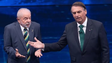 Lula e Jair Bolsonaro debatem em um palco, gesticulando um para o outro.